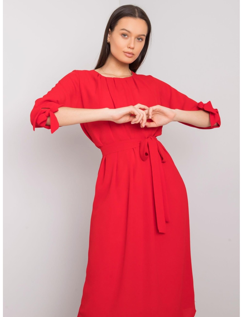 Elegancka sukienka z paskiem