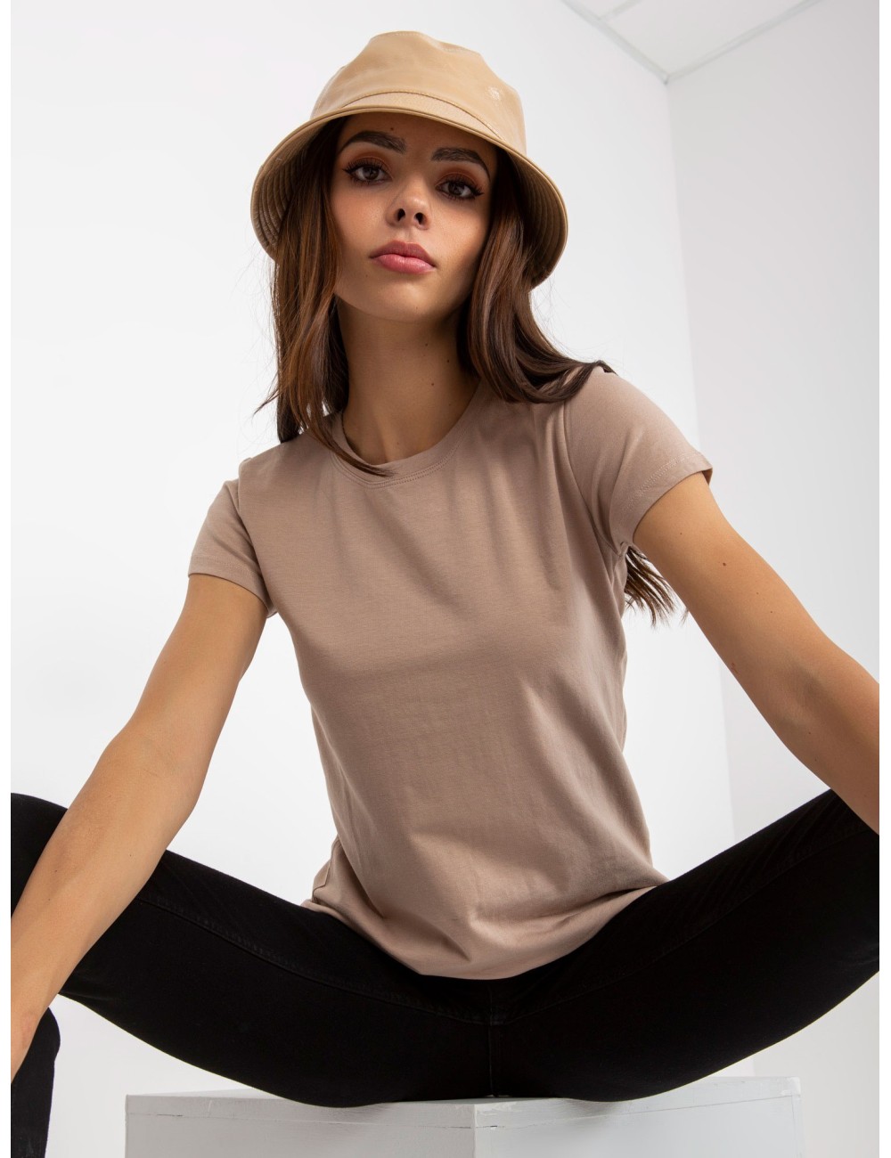 Beżowy damski t-shirt basic z okrągłym dekoltem