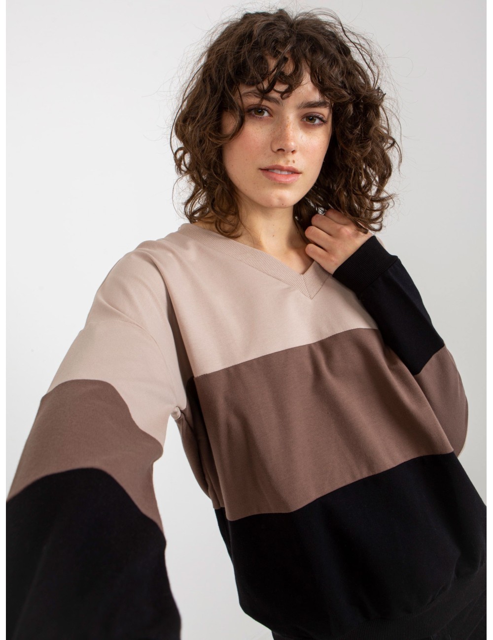 Beżowo-czarna bluza basic z dekoltem w serek RUE PARIS