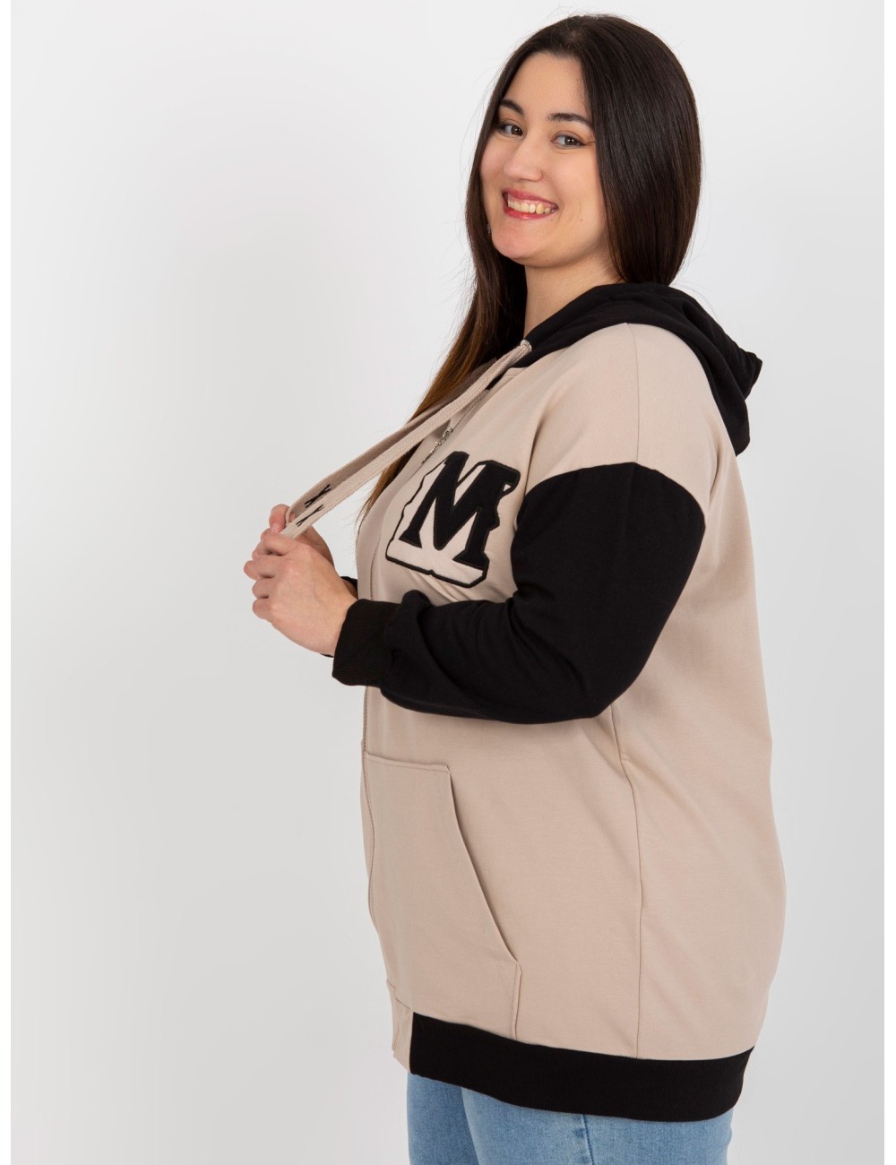 Beżowo-czarna rozpinana bluza plus size z naszywką