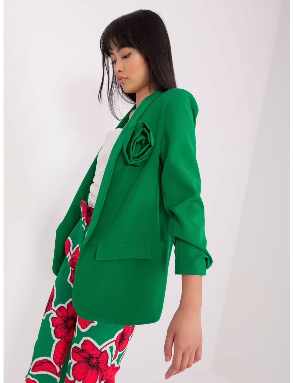 Elegancka marynarka z kwiatem