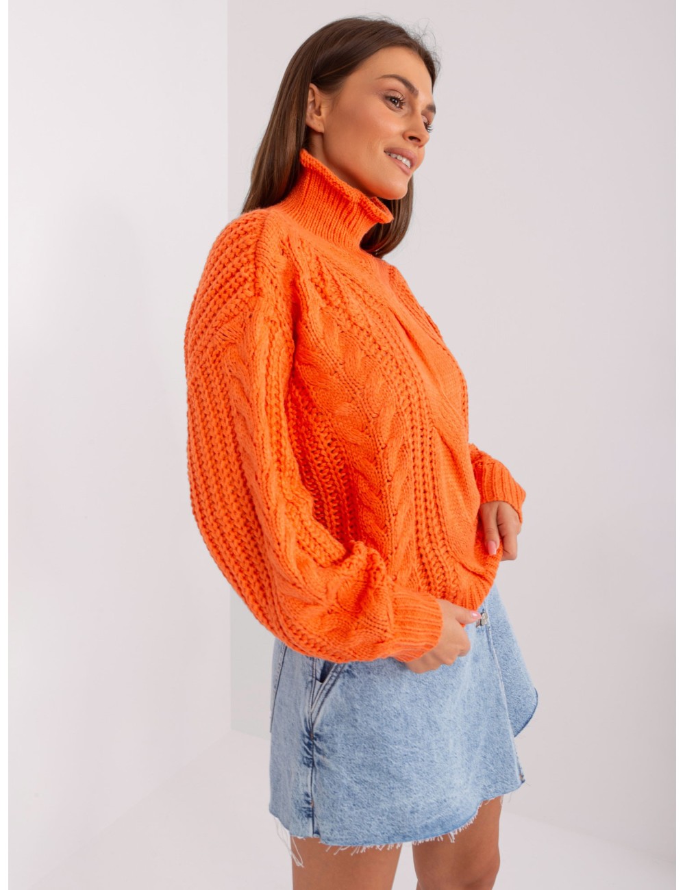 Damski sweter oversize z warkoczami