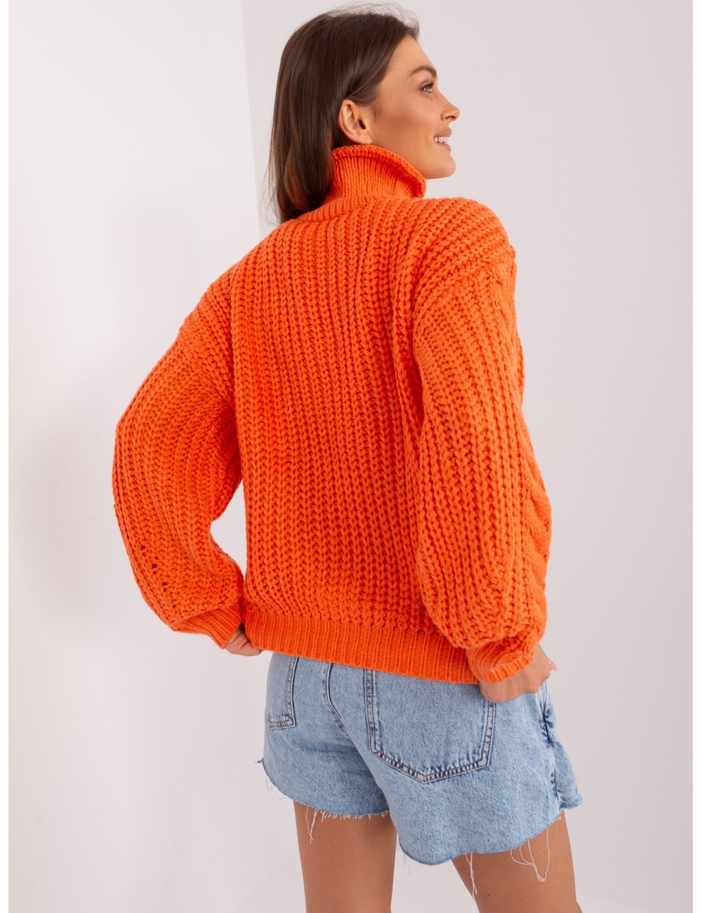 Damski sweter oversize z warkoczami