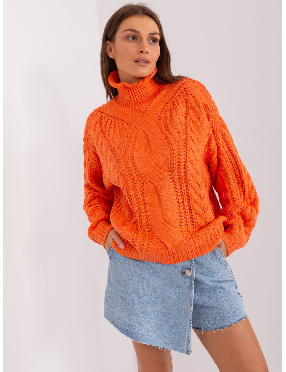 Damski sweter oversize z warkoczami
