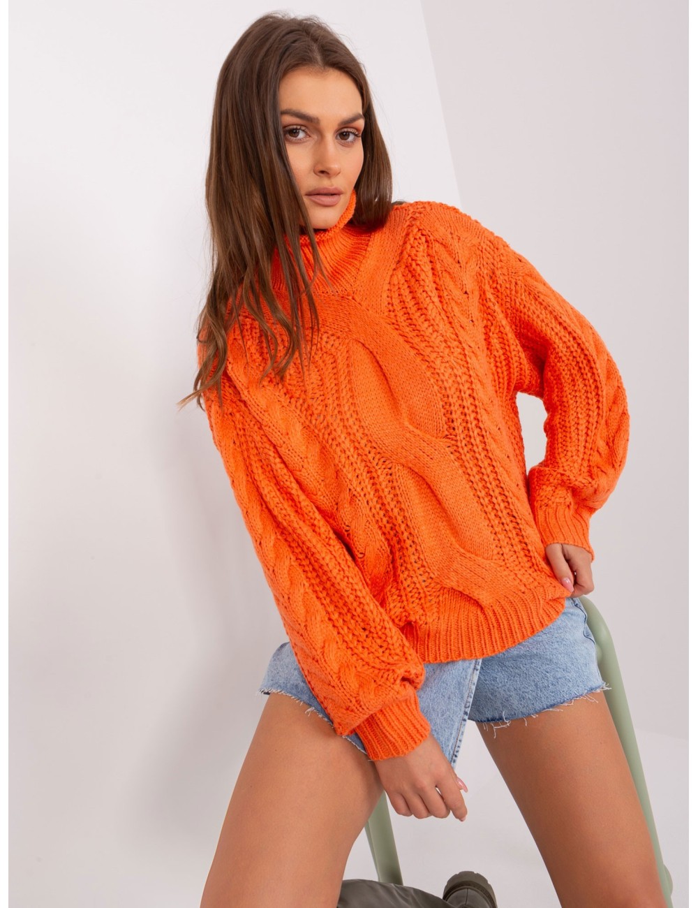 Damski sweter oversize z warkoczami