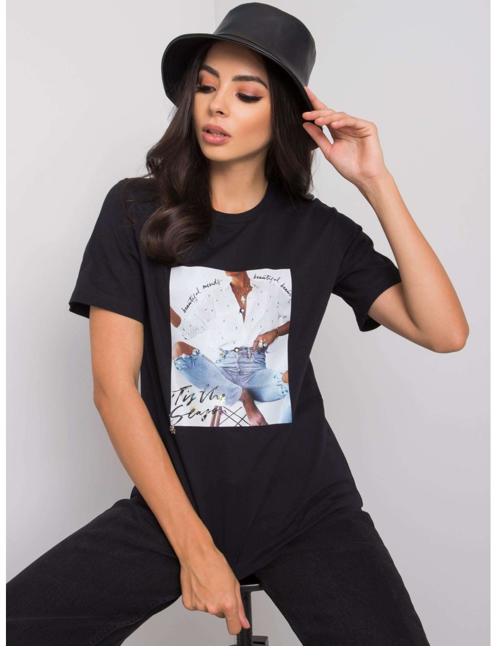 T-shirt z printem i aplikacją