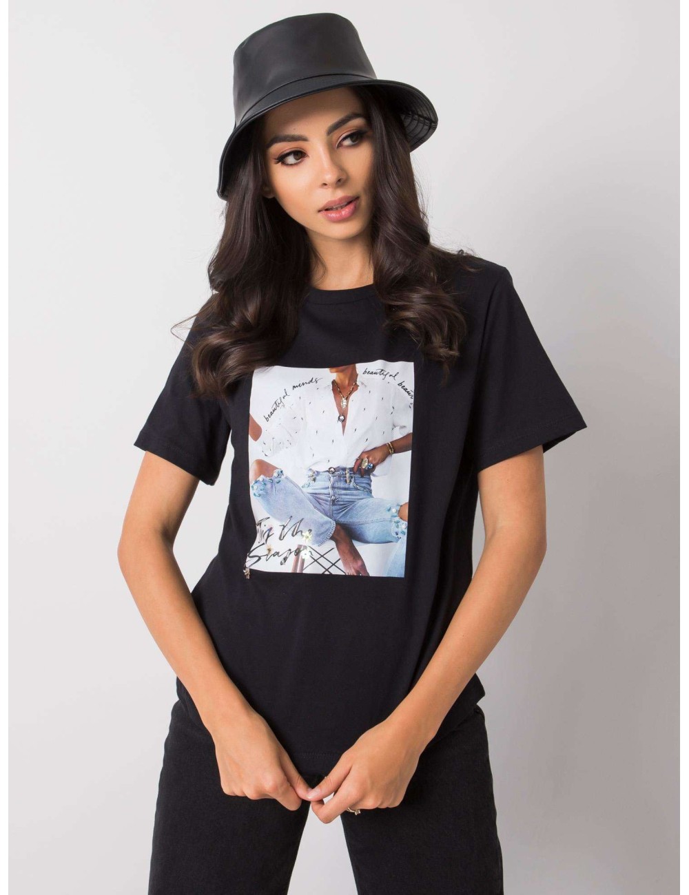 T-shirt z printem i aplikacją