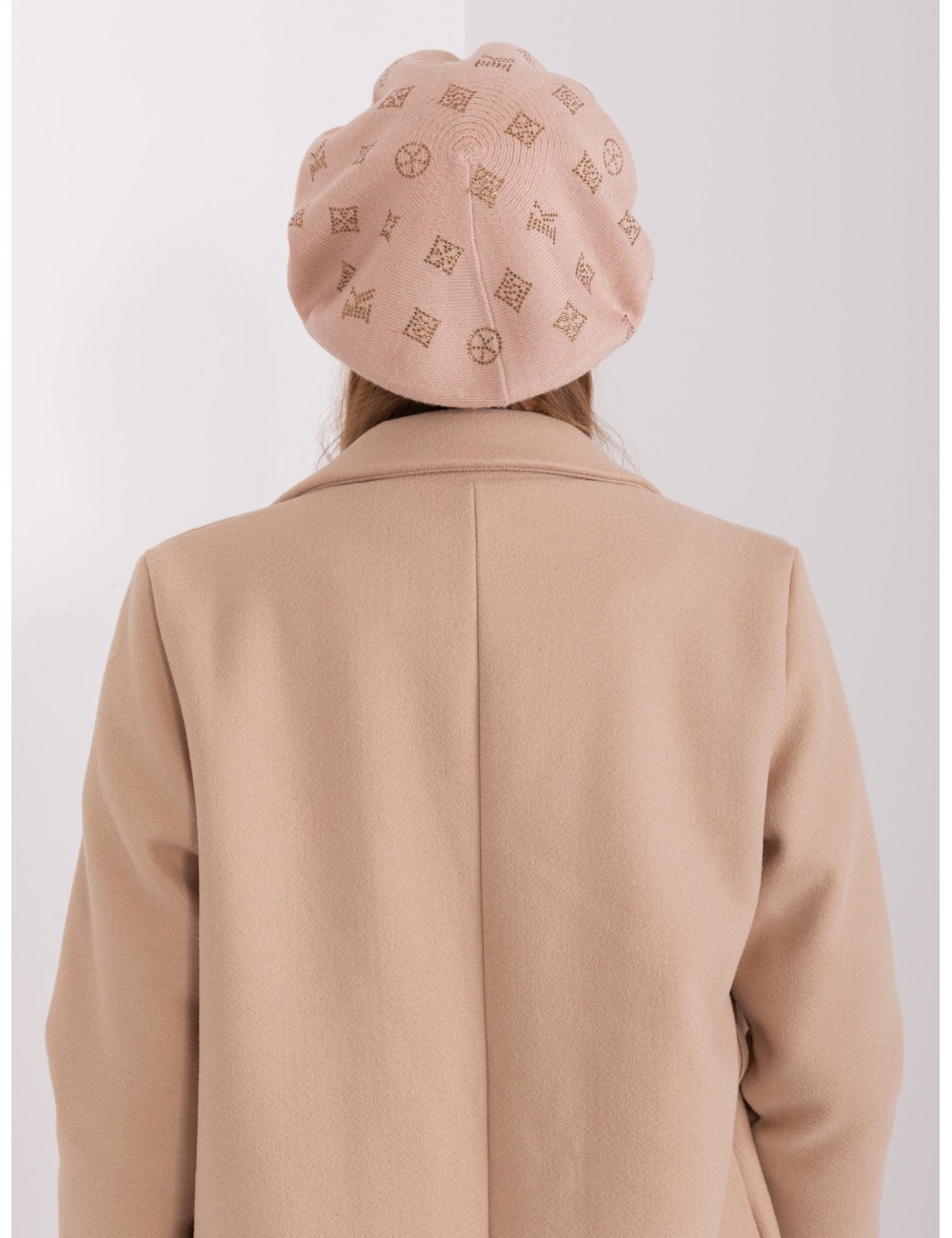 Damski beret z aplikacją