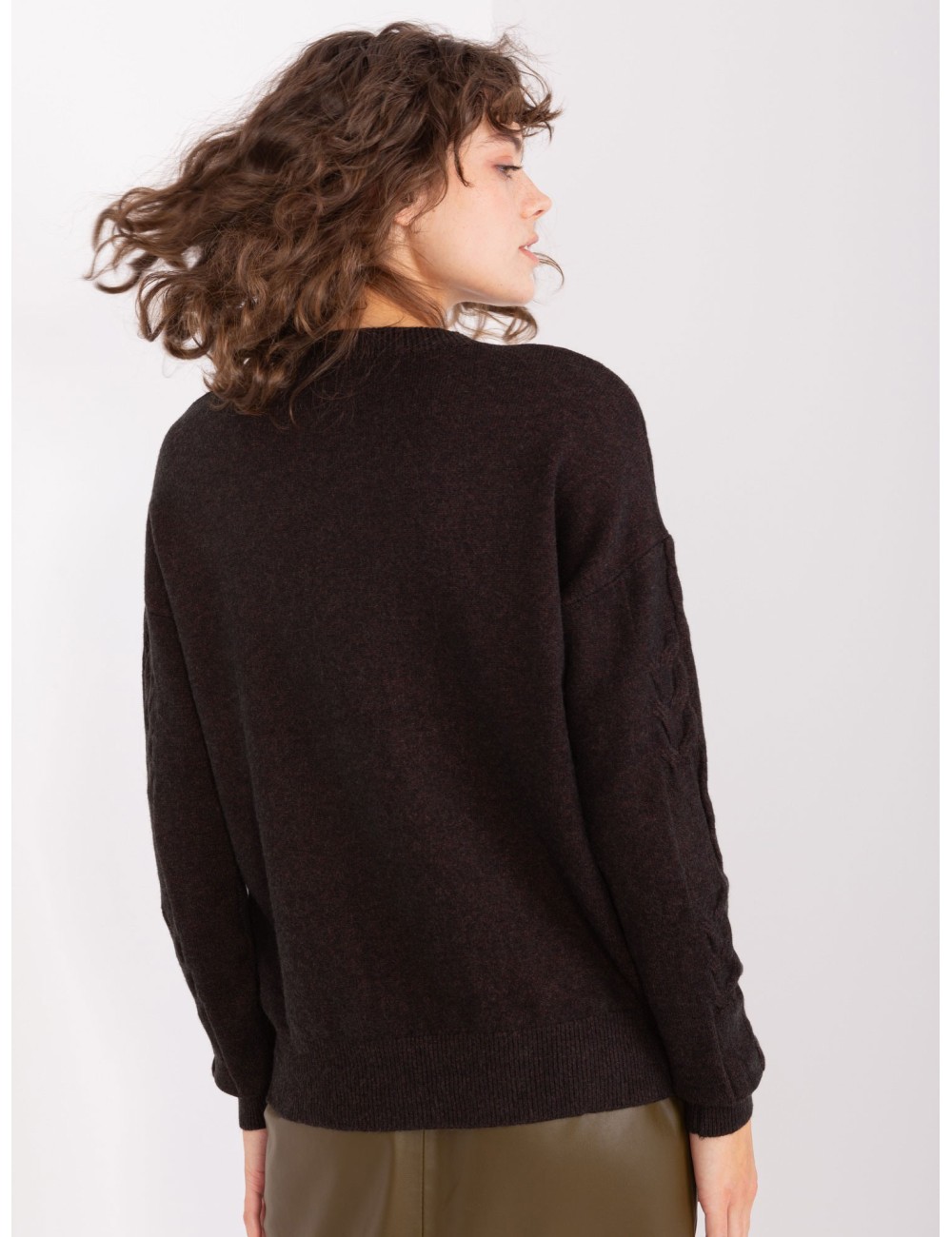 Sweter z warkoczami o luźnym kroju