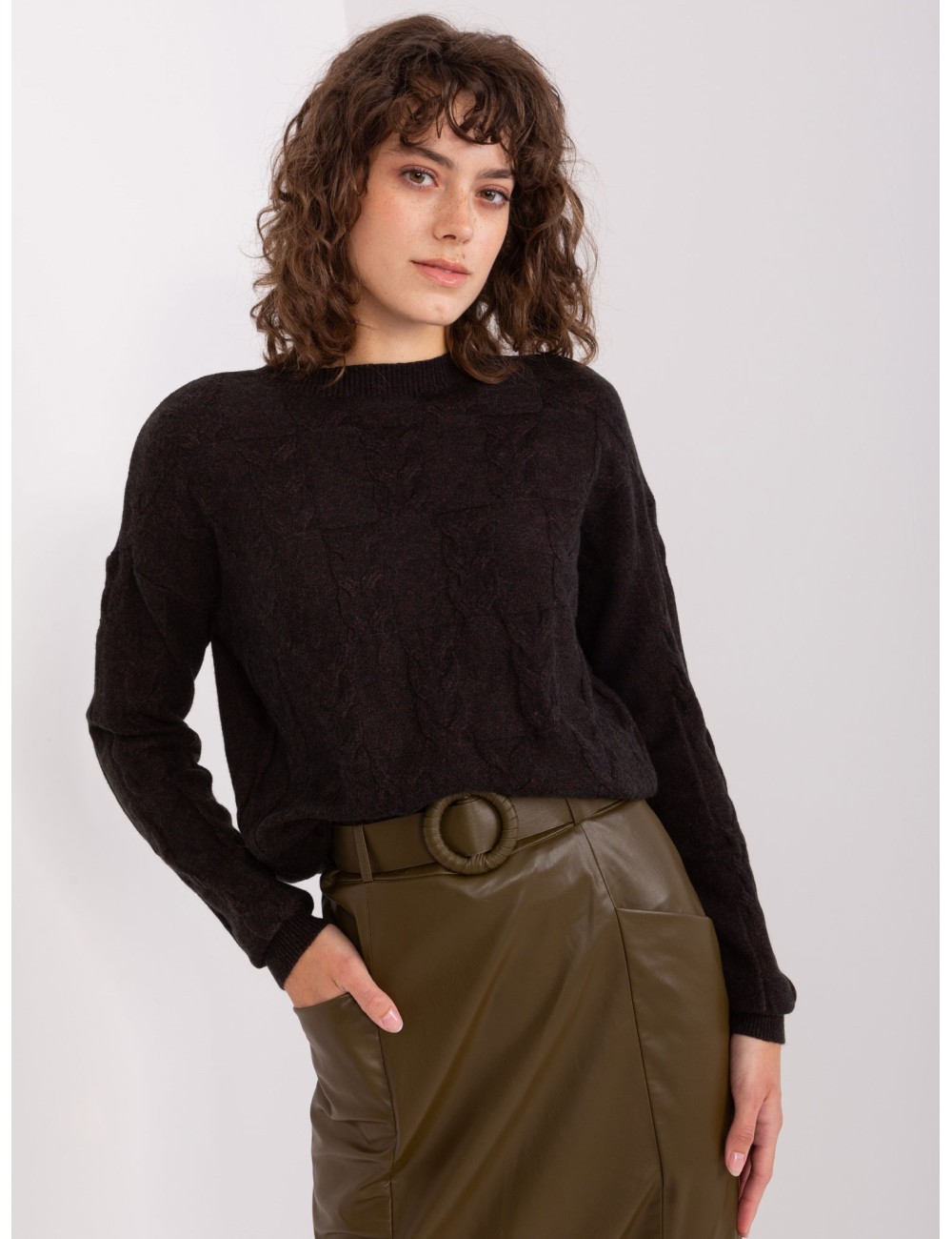 Sweter z warkoczami o luźnym kroju
