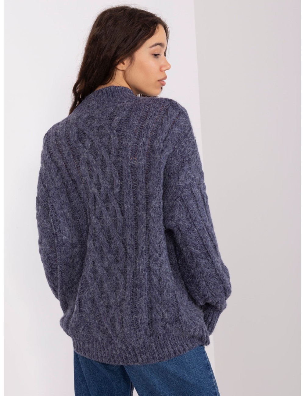 Dzianinowy sweter z warkoczami