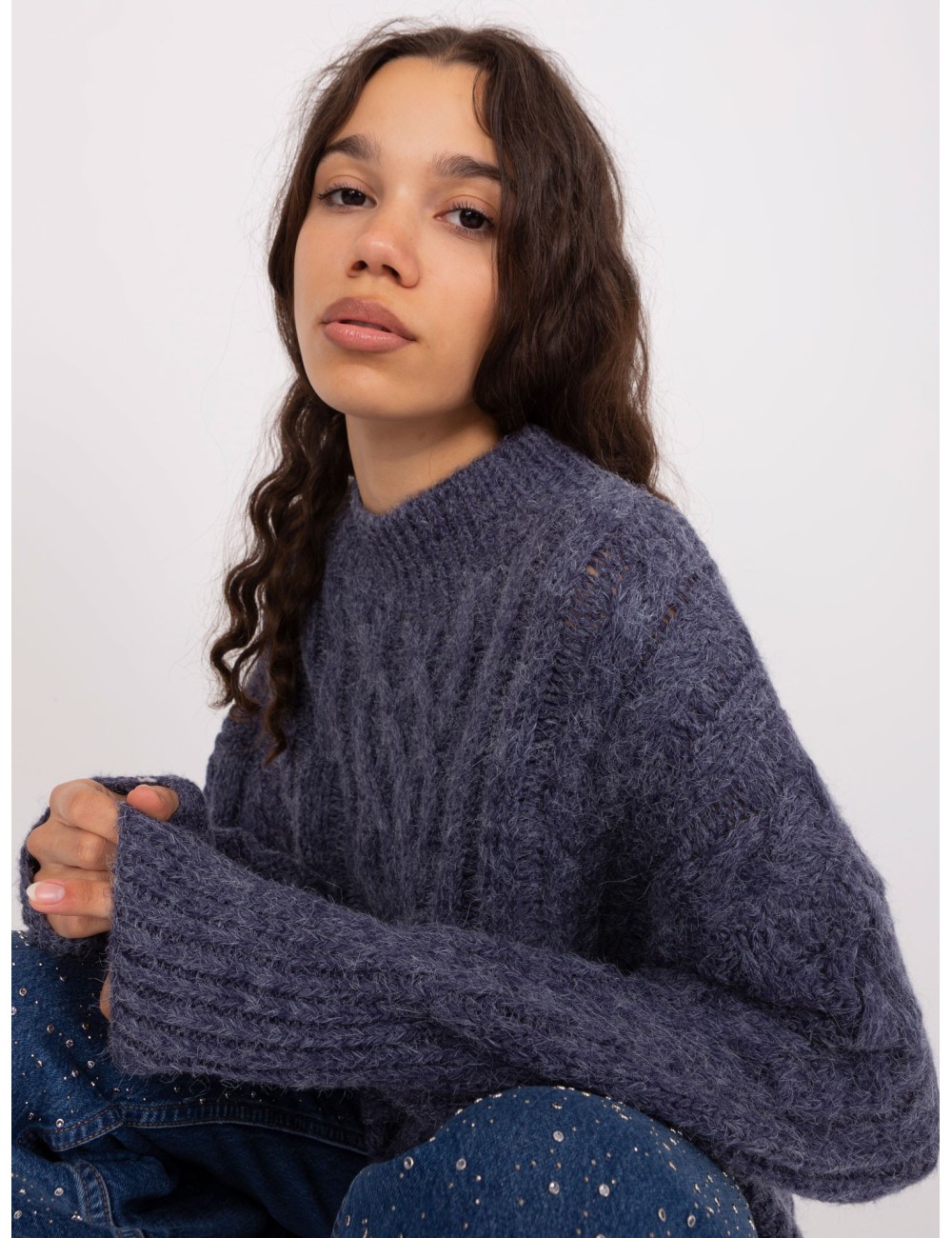 Dzianinowy sweter z warkoczami