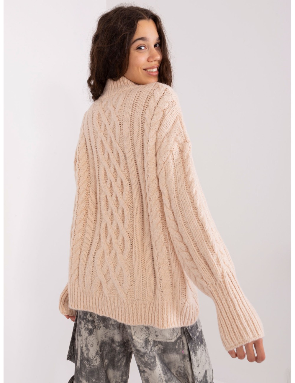 Sweter w warkoczowe sploty