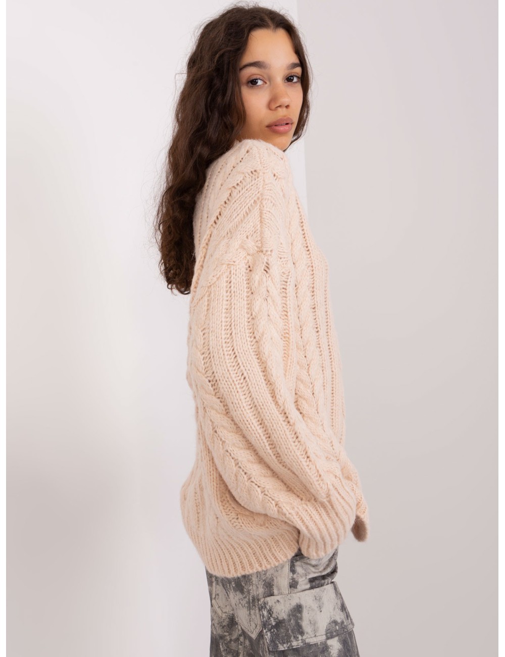 Sweter w warkoczowe sploty