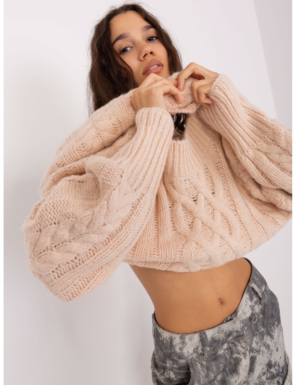 Sweter w warkoczowe sploty