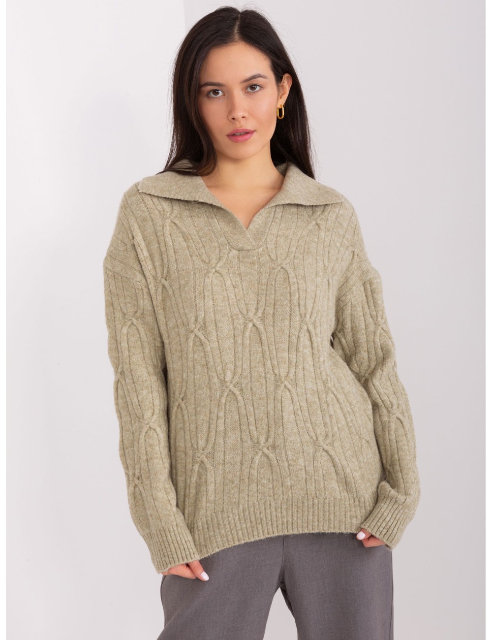 Sweter z warkoczami i kołnierzem