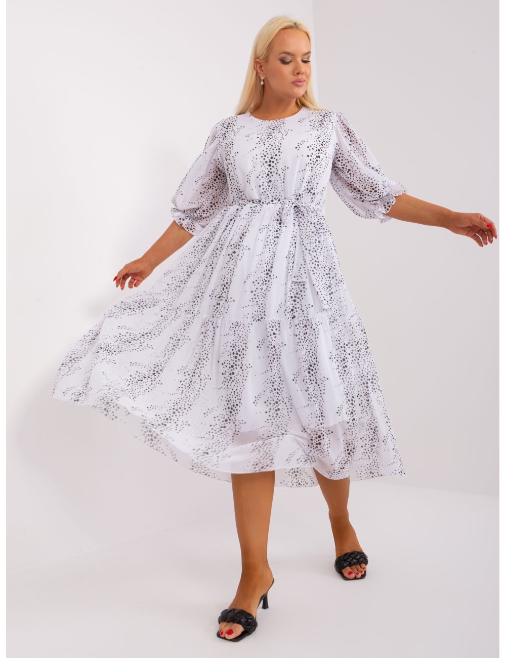 Biała sukienka plus size z falbaną