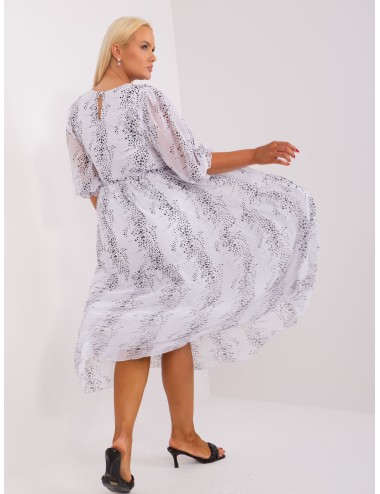 Biała sukienka plus size z falbaną