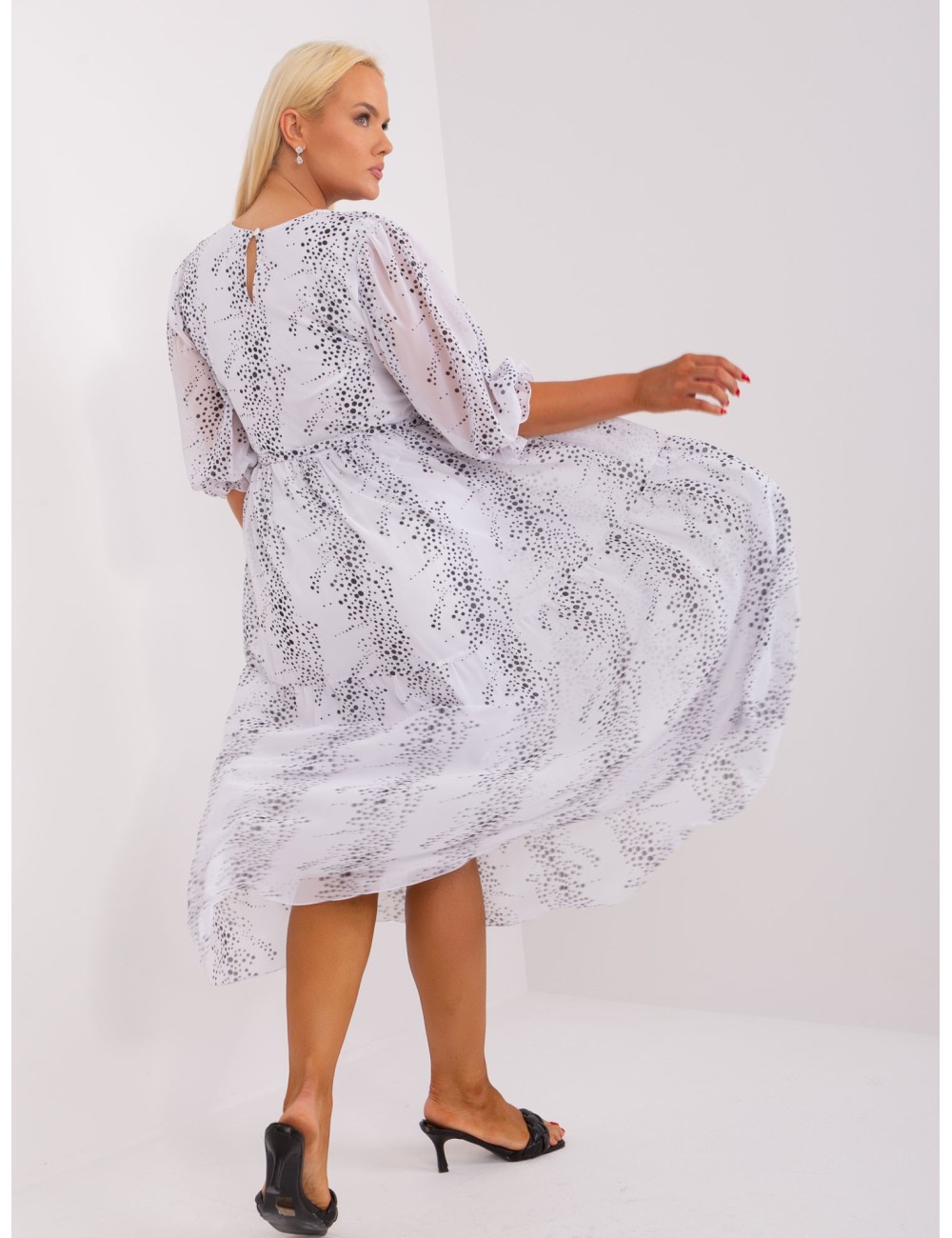 Biała sukienka plus size z falbaną