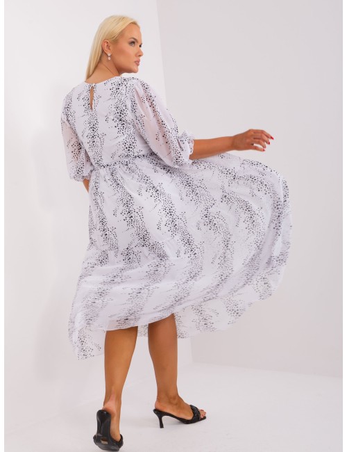 Biała sukienka plus size z falbaną