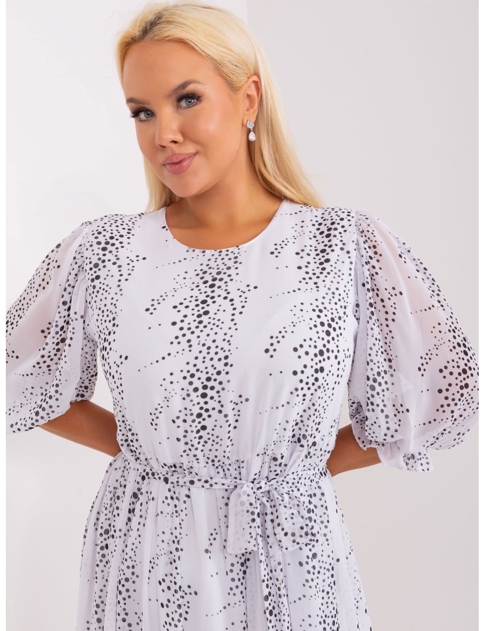 Biała sukienka plus size z falbaną