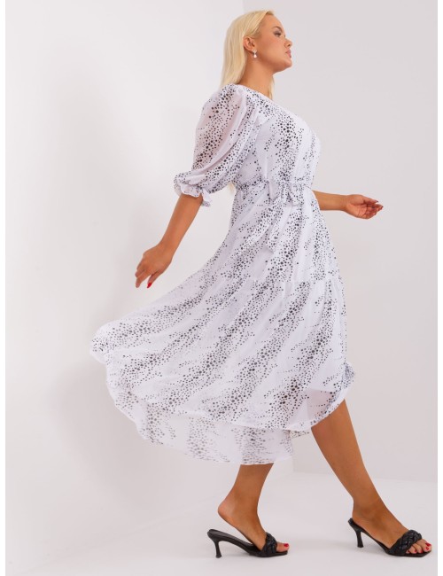 Biała sukienka plus size z falbaną