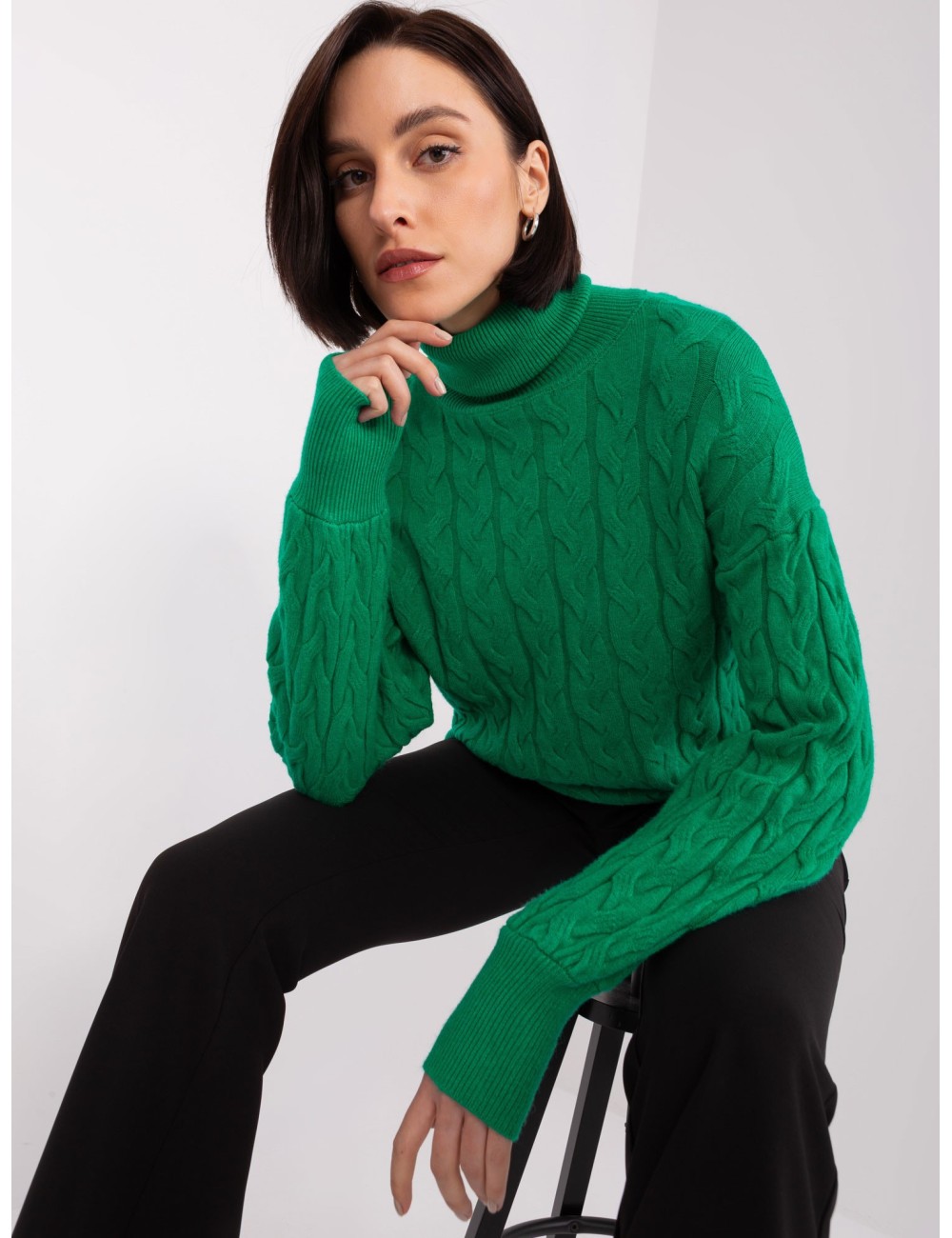 Damski sweter z golfem w warkocze