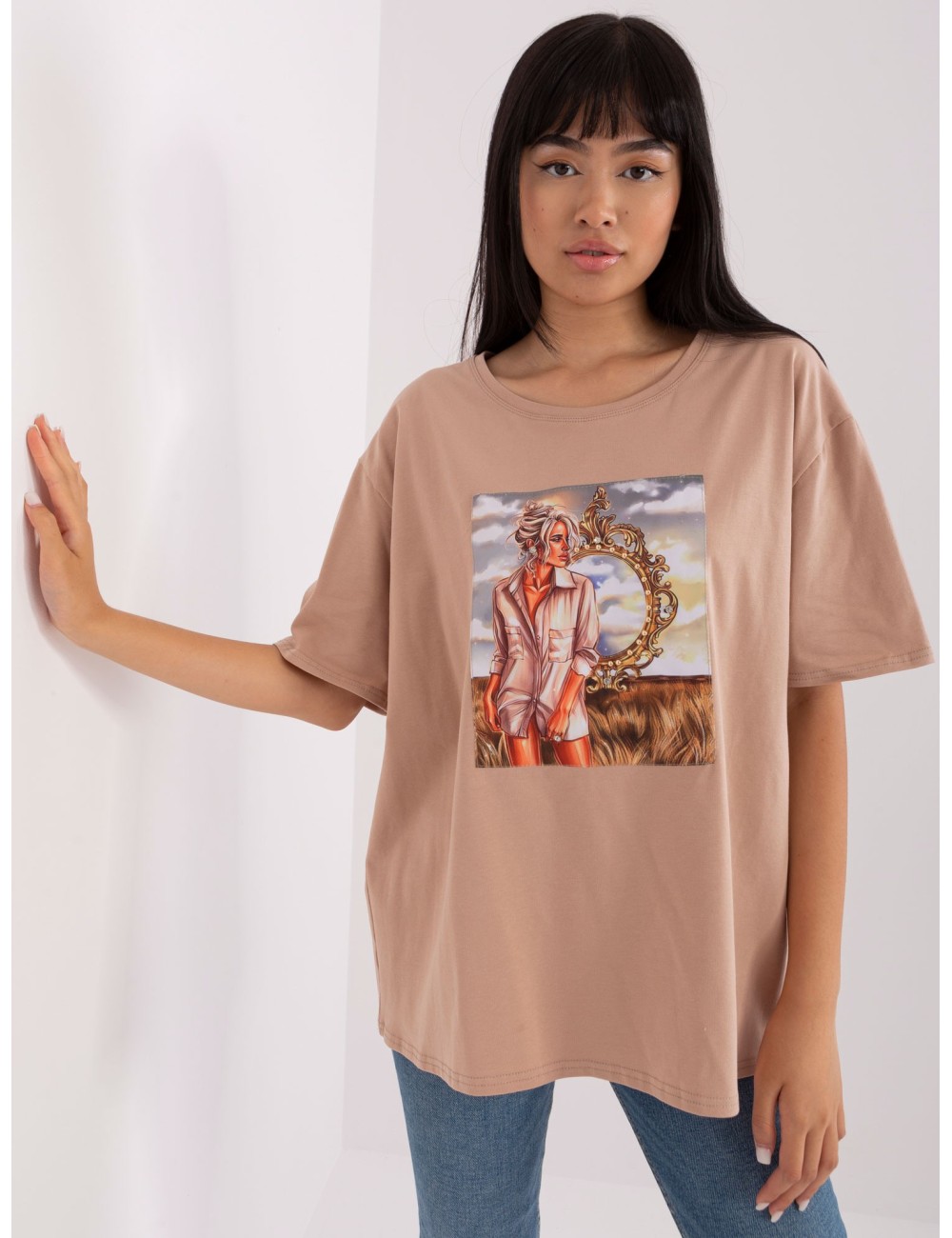 Beżowy damski t-shirt oversize z nadrukiem