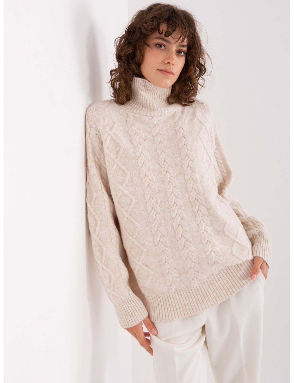 Sweter w warkocze z golfem