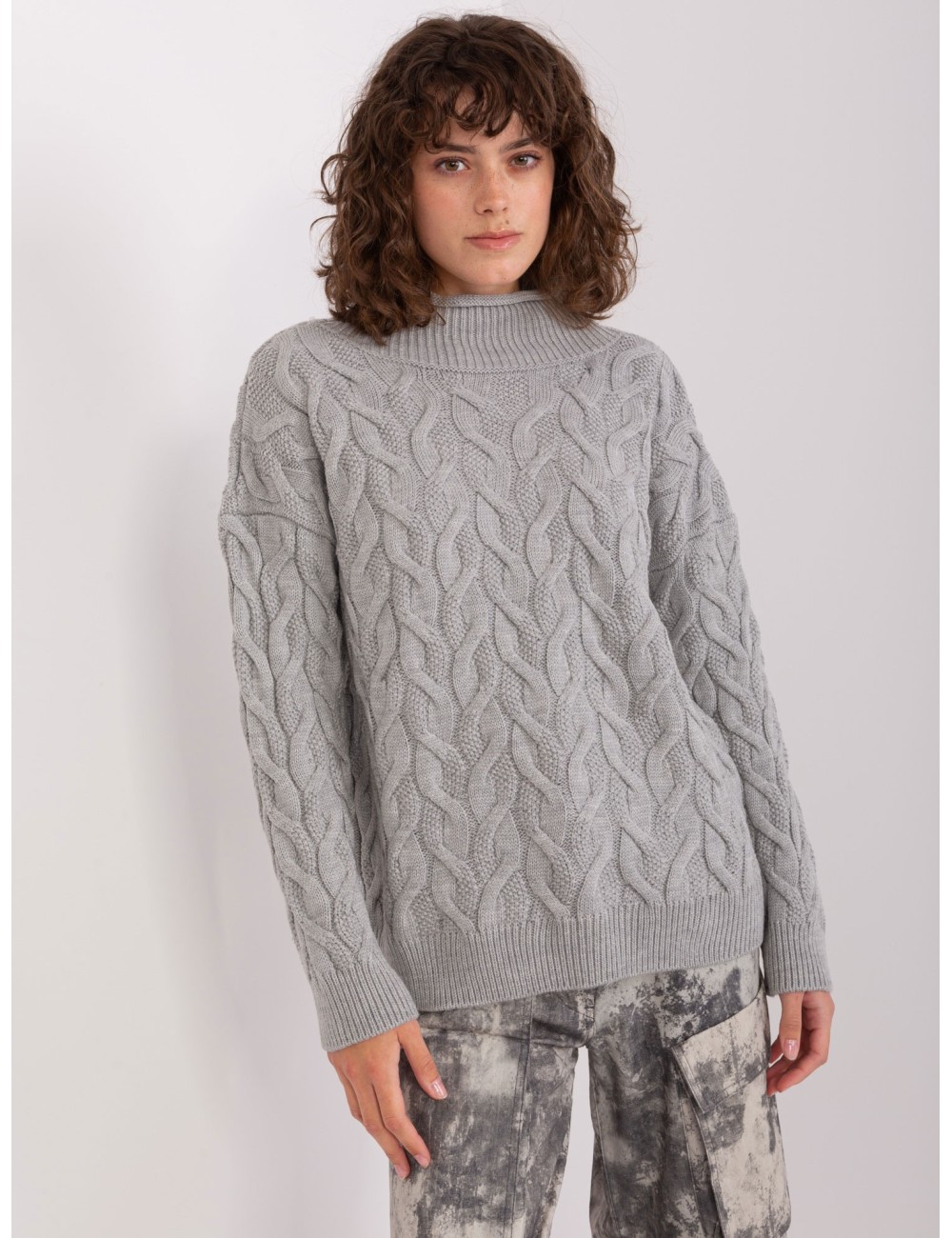 Damski dzianinowy sweter w warkocze