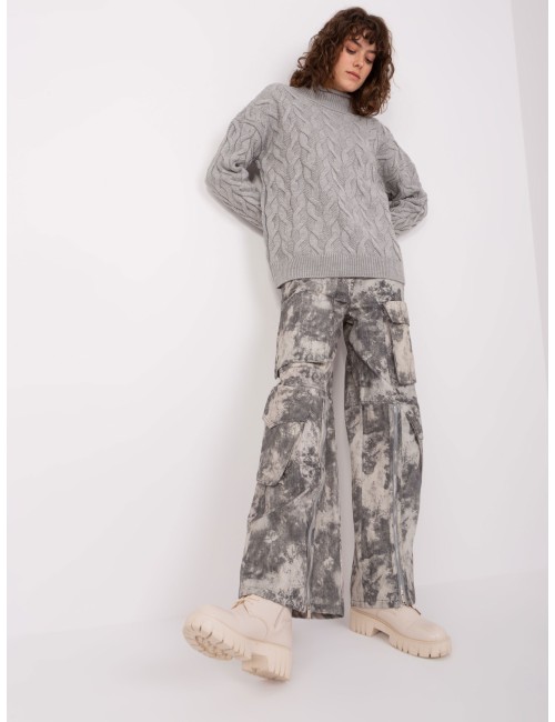 Damski dzianinowy sweter w warkocze