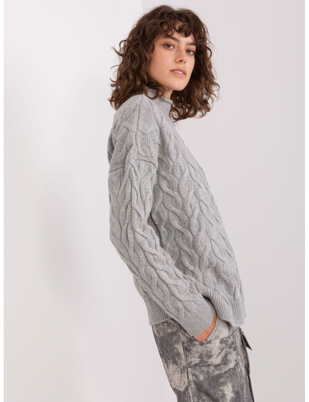 Damski dzianinowy sweter w warkocze