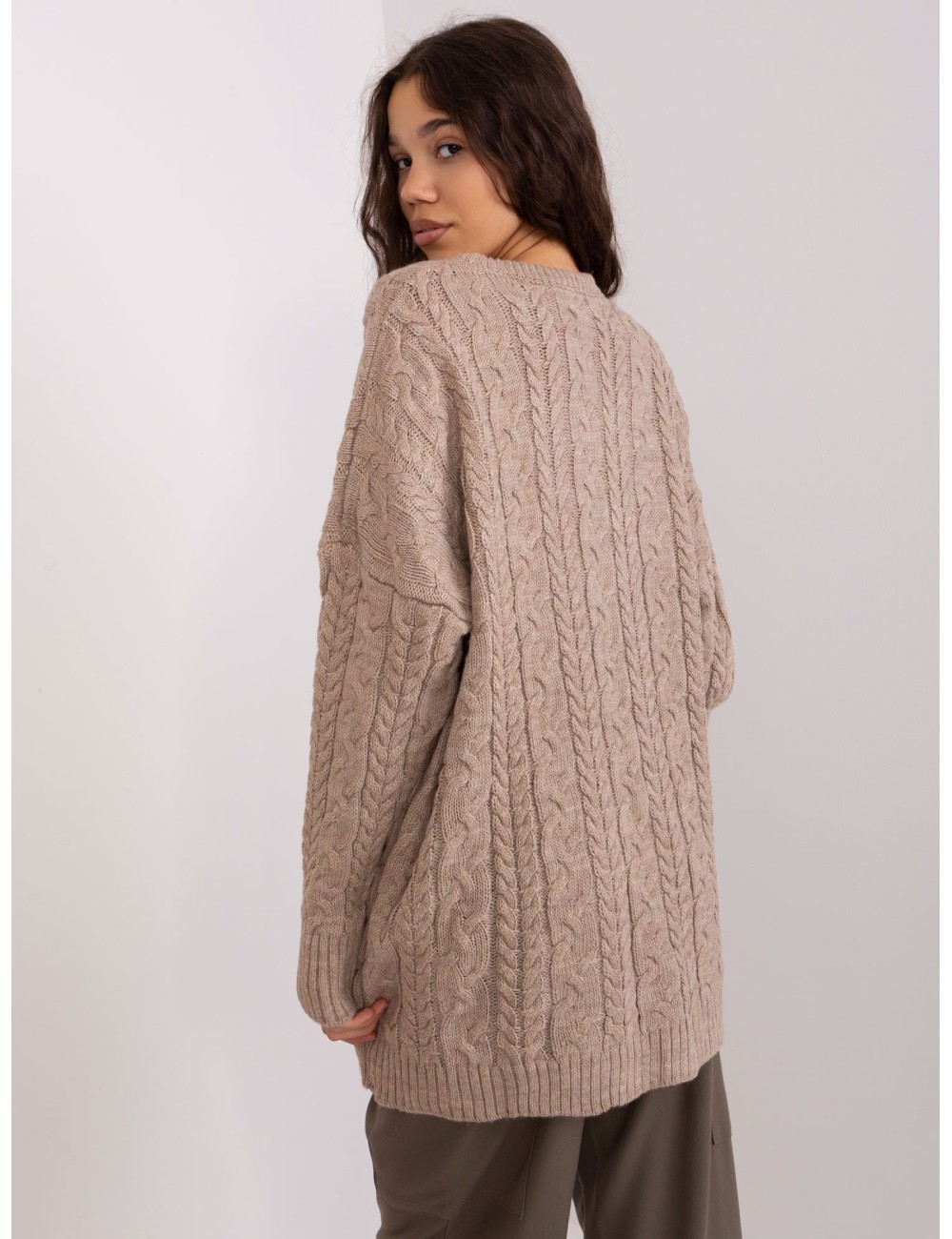 Damski sweter w warkoczowe sploty