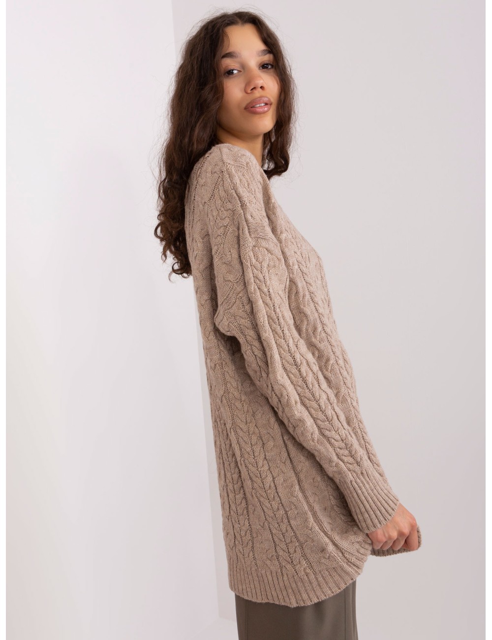 Damski sweter w warkoczowe sploty