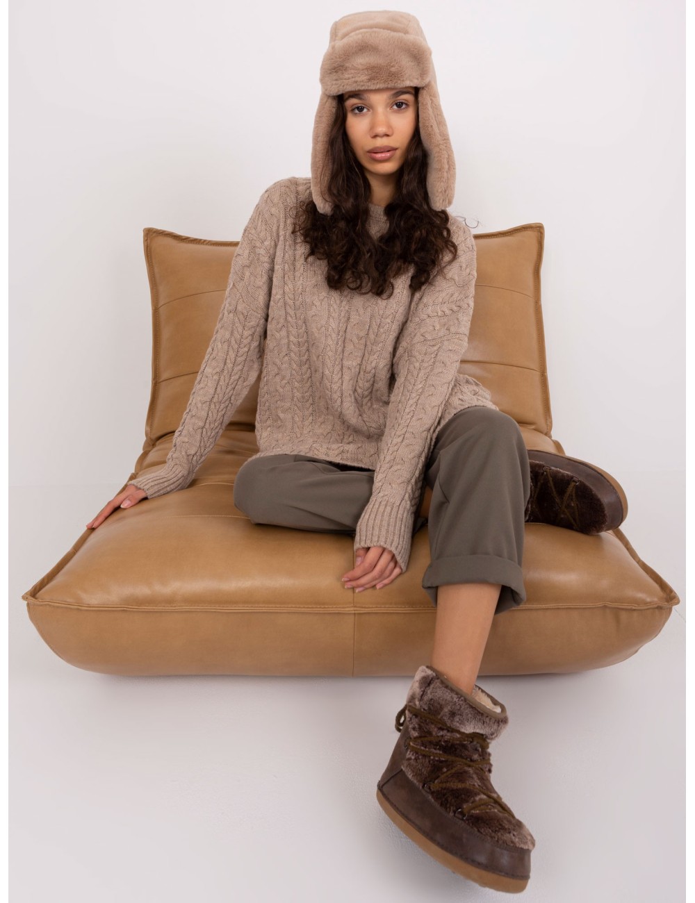 Damski sweter w warkoczowe sploty