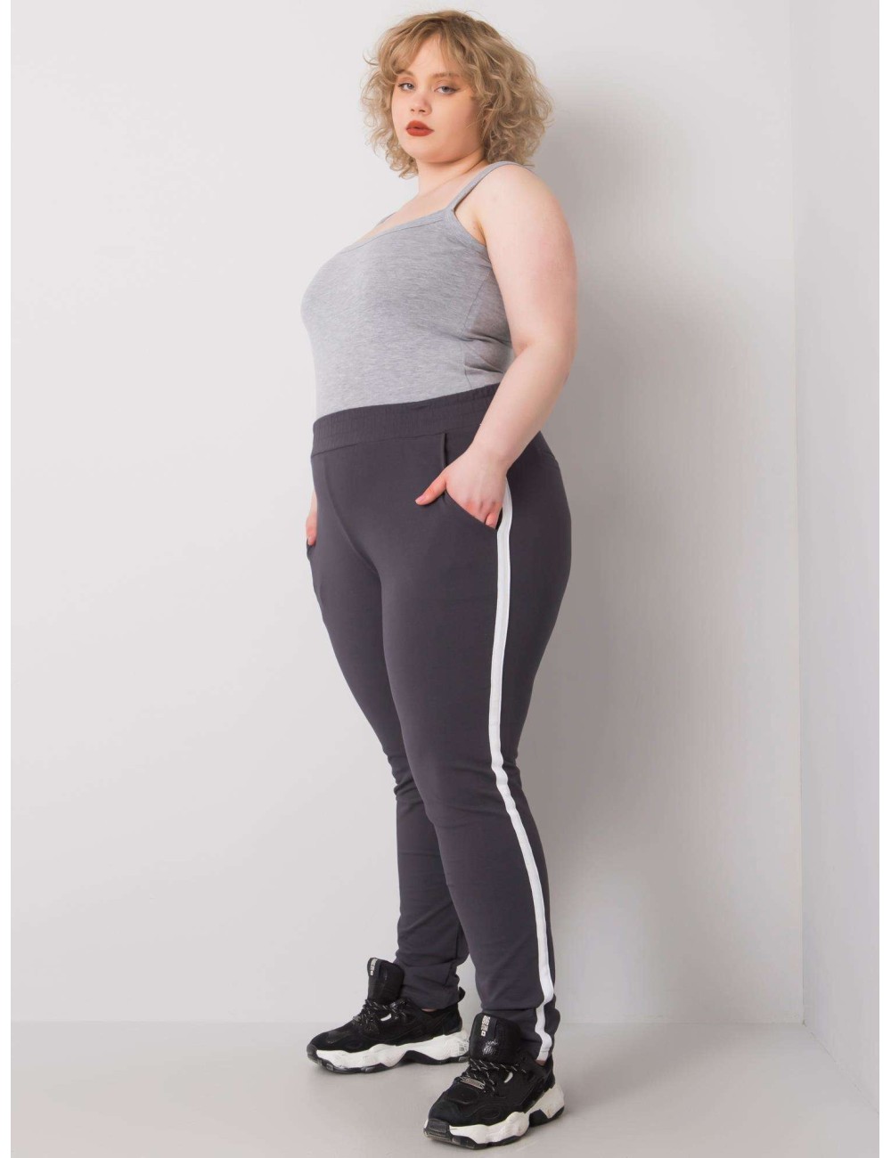 Spodnie dresowe plus size z lampasami