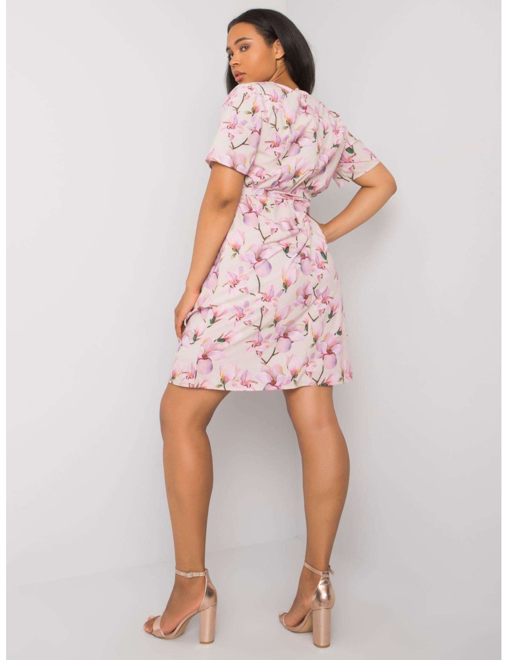 Żółta sukienka plus size w kwiaty z wiązaniem