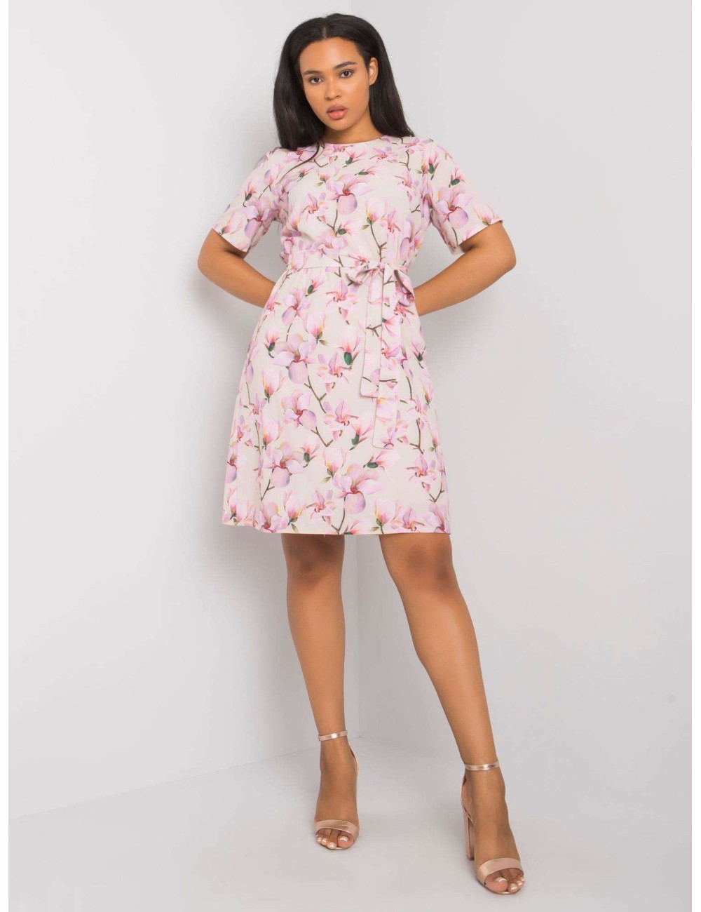 Żółta sukienka plus size w kwiaty z wiązaniem