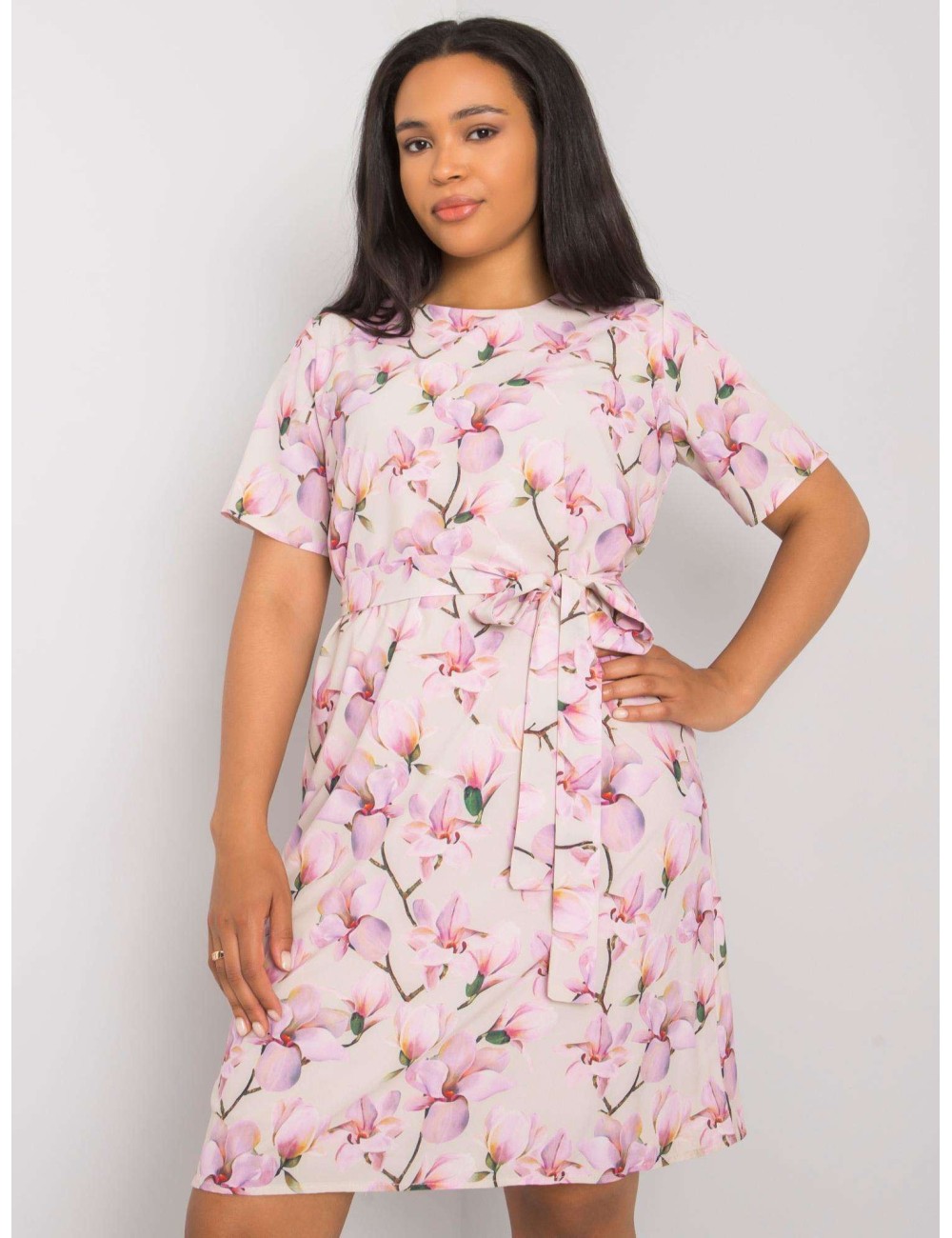 Żółta sukienka plus size w kwiaty z wiązaniem