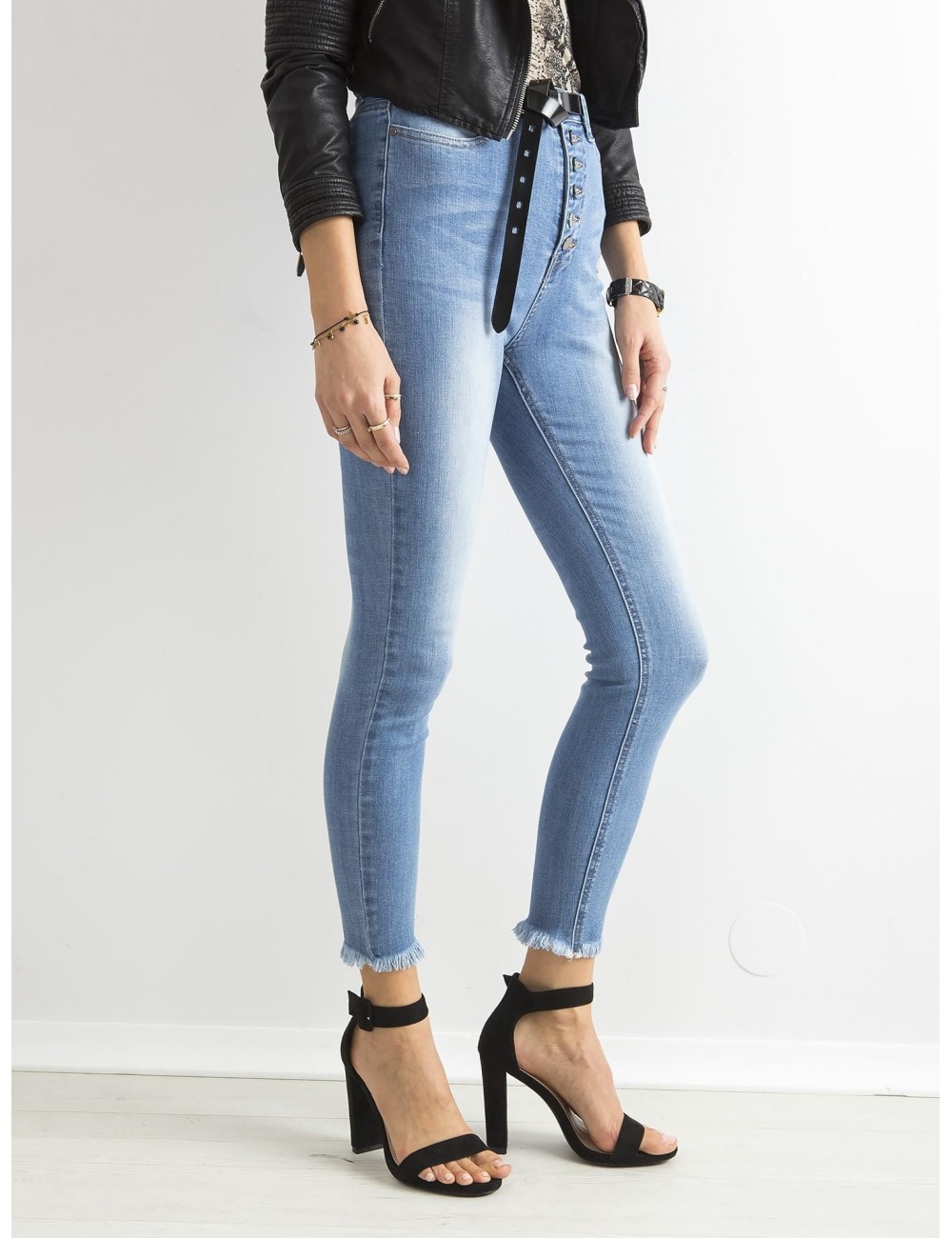 Przecierane jeansy high waist z guzikami