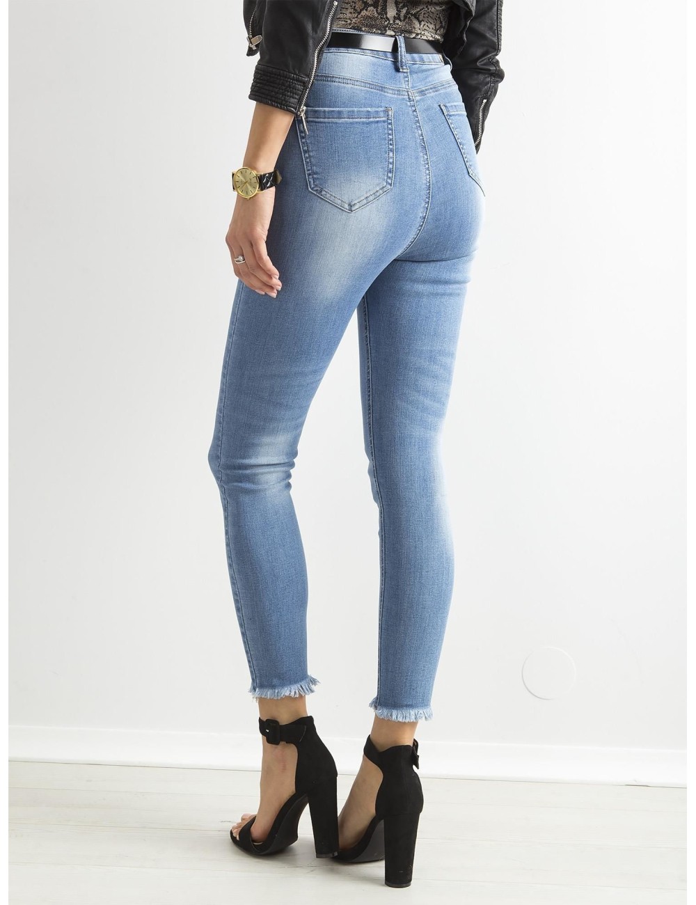 Przecierane jeansy high waist z guzikami