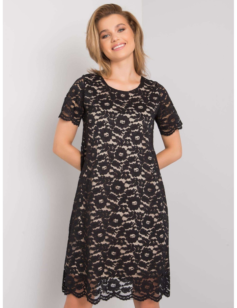 Elegancka sukienka z koronki