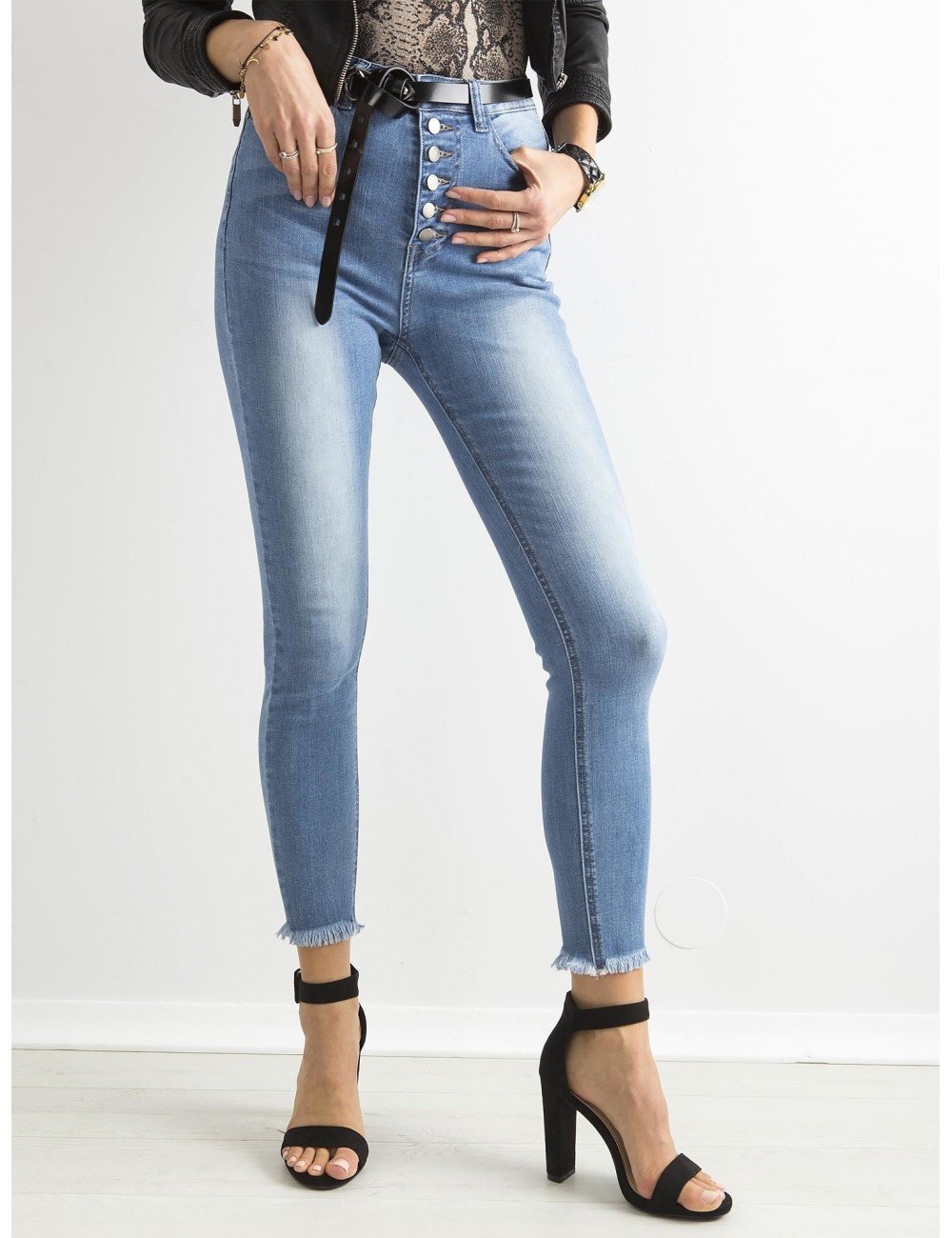Przecierane jeansy high waist z guzikami