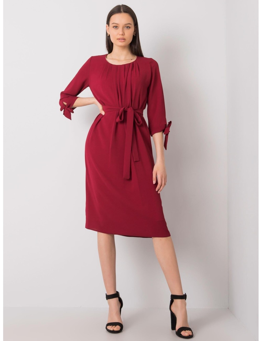Elegancka sukienka z paskiem