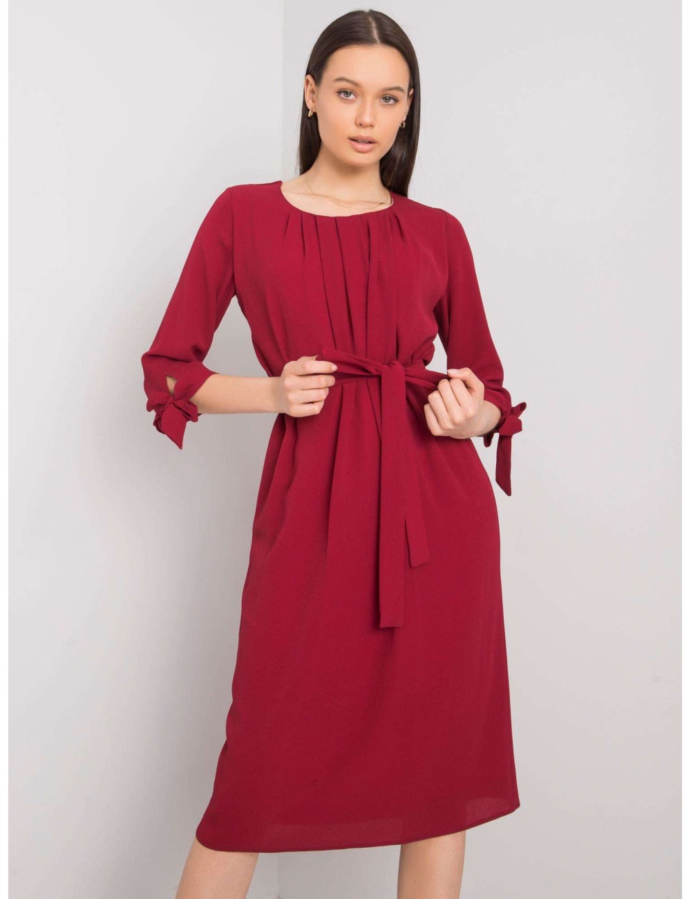 Elegancka sukienka z paskiem