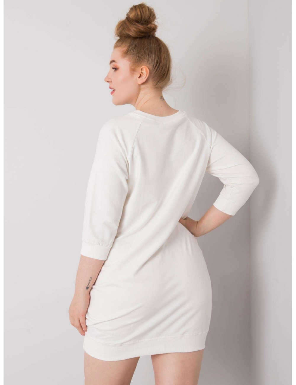 Mini sukienka plus size z rękawem 3/4